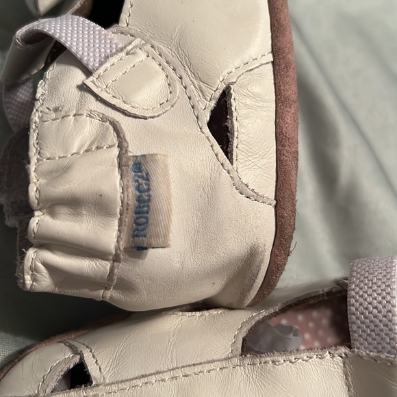 Robeez Claire Mary Jane 12-18mo white with flower accent leather shoe - Picture 13 of 13